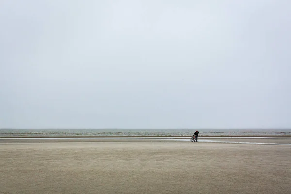 Closeup Shot People Walking Sandy Seashore Cloudy Sky — Stock Photo, Image