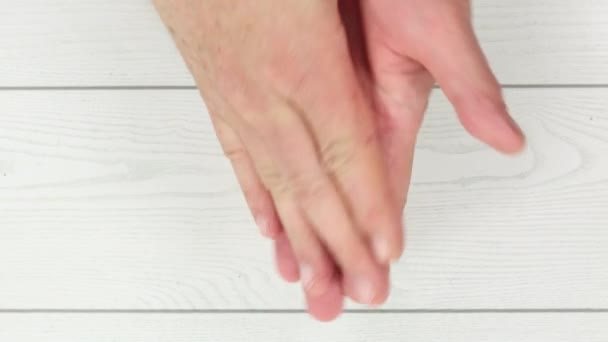 Une Vue Dessus Une Personne Appliquant Crème Pour Les Mains — Video