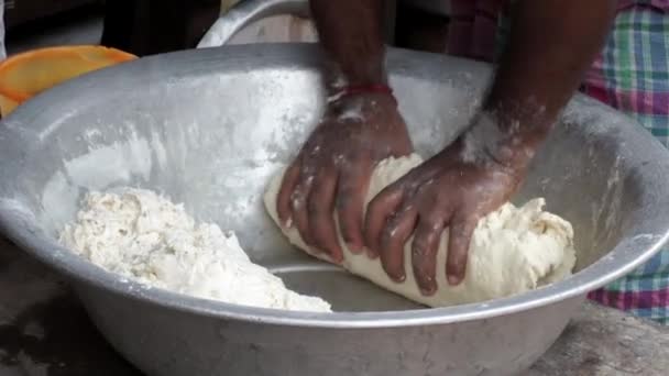 Masa Mano Del Chef Sobre Fondo Madera Negra Oscura Hornear — Vídeos de Stock