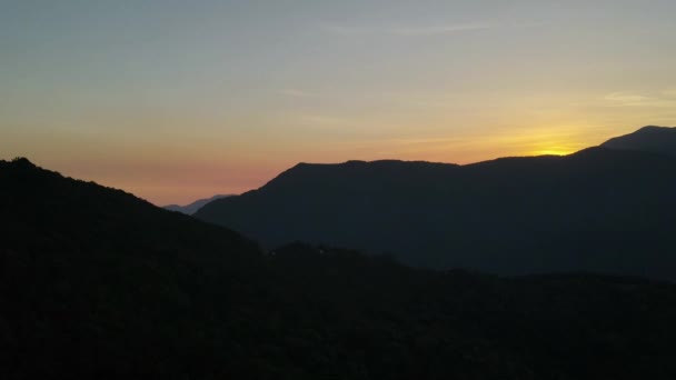 Hermoso Atardecer Sobre Montaña — Vídeos de Stock