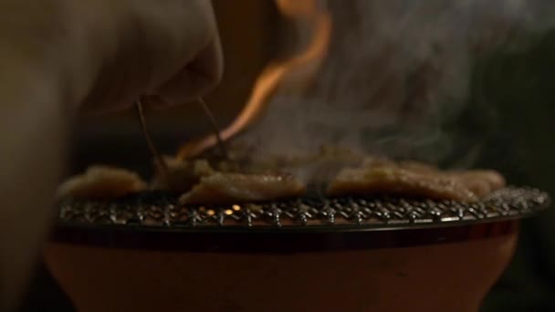 Izgarada Pişiren Adam Yakından Bak — Stok video