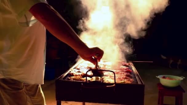 Άνθρωπος Μαγείρεμα Κρέας Στη Σχάρα Κοντινή Θέα — Αρχείο Βίντεο