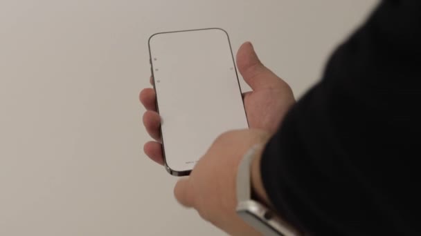 Gros Plan Une Personne Retirant Protecteur Écran Nouveau Smartphone Moderne — Video