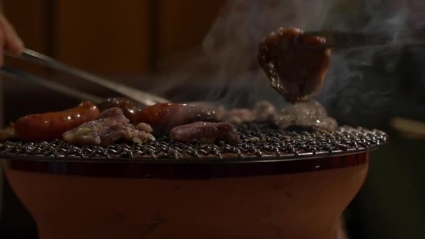 グリルで肉を調理する男 — ストック動画