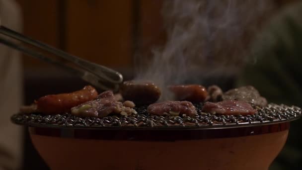グリルで肉を調理する男 — ストック動画