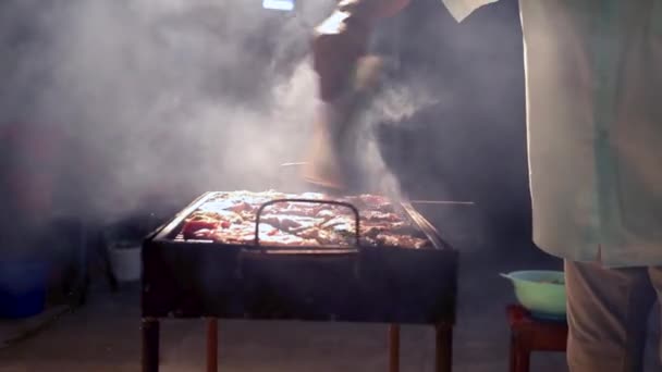 Hombre Cocinar Carne Parrilla Vista Cercana — Vídeos de Stock