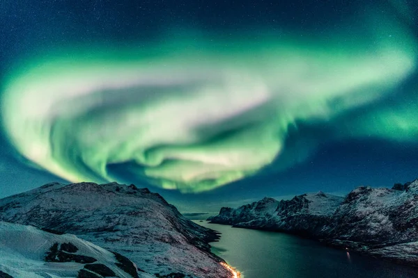 Tiro Vertical Uma Paisagem Inverno Noite Com Luzes Norte Reflexão — Fotografia de Stock