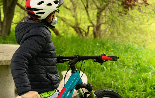 Ένα Αγόρι Ένα Πάρκο Ποδήλατό Του Φορώντας Ένα Παλτό Γυαλιά — Φωτογραφία Αρχείου