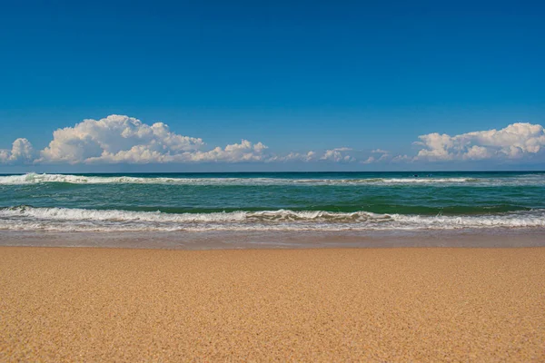 Uma Vista Panorâmica Das Ondas Azuis Oceano Rastejando Suavemente Até — Fotografia de Stock