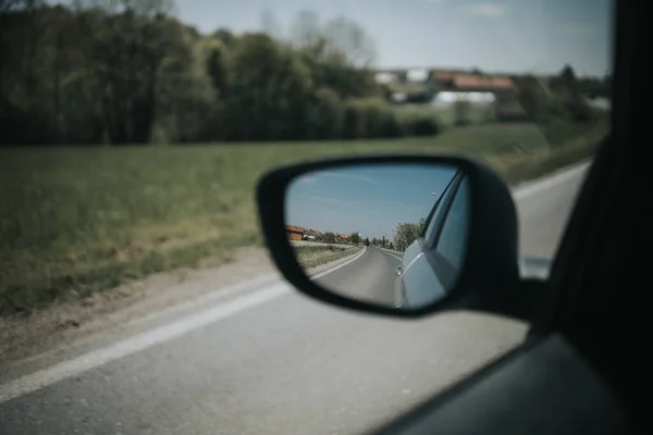 Ένα Κοντινό Πλάνο Ενός Καθρέπτη Πλευρικής Όρασης Αυτοκινήτου Ένα Θολό — Φωτογραφία Αρχείου