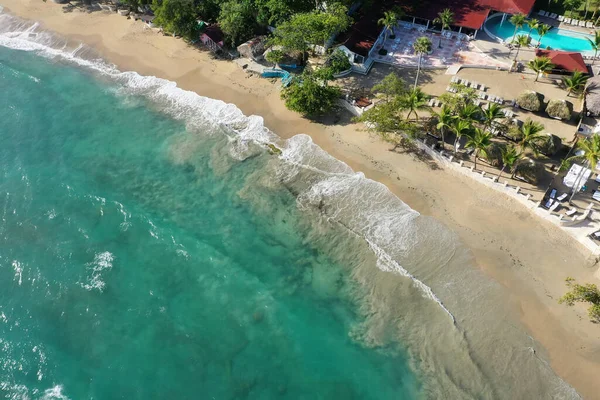 Aerial Shot Beach Surrounded Greenery Sea Great Wallpapers Backgrounds — Stock Photo, Image