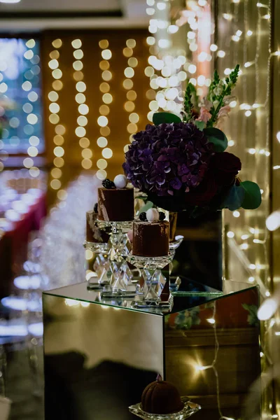 Tiro Vertical Uma Esquina Sobremesa Restaurante Com Doces Flor Posta — Fotografia de Stock