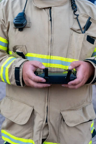 Ein Männlicher Feuerwehrmann Der Drohne Bei Der Suche Und Rettung — Stockfoto