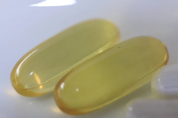 黄软明胶胶囊药丸中的鱼油Omega3特写镜头 — 图库照片