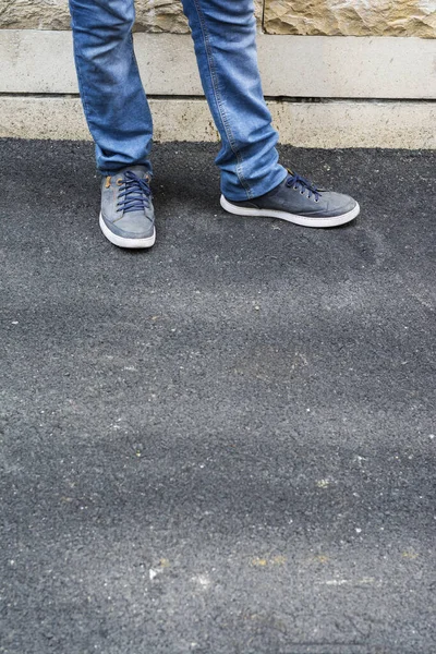 Disparo Piernas Hombre Joven Zapatos Asfalto Aire Libre — Foto de Stock