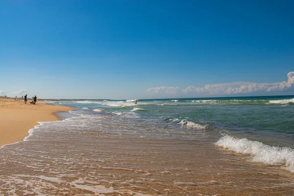 Malebný Pohled Modré Oceánské Vlny Které Klidného Dne Pomalu Plazí — Stock fotografie