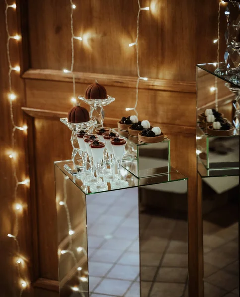Vertical Shot Dessert Corner Decorated Restaurant Sweets Put Mirror Table — Stock Photo, Image
