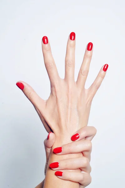 Een Verticaal Close Shot Van Vrouwelijke Handen Met Rode Nagellak — Stockfoto
