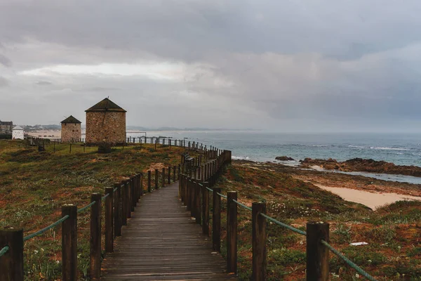 Una Pasarela Madera Con Los Molinos Apulia Rodeada Por Mar —  Fotos de Stock