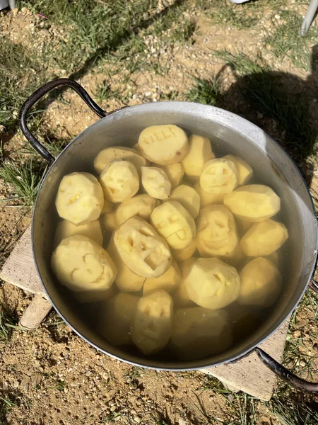 Főzés Nélkül Hámozott Burgonya Görbe Vicces Arcok Vannak Halmozva Egy — Stock Fotó