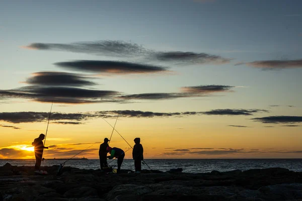 Gros Plan Silhouettes Personnes Pêchant Bord Mer Coucher Soleil — Photo