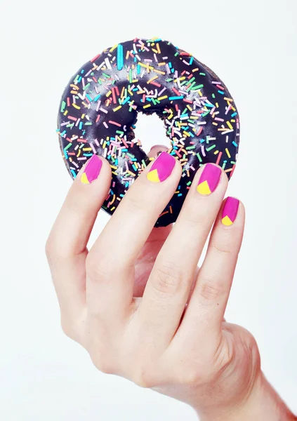 Close Vertical Mãos Femininas Com Esmalte Estampado Segurando Donut — Fotografia de Stock