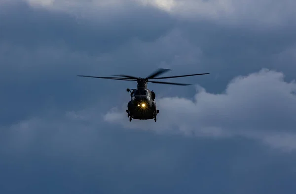 Ein Hubschrauber Fliegt Unter Blauem Wolkenverhangenem Himmel — Stockfoto