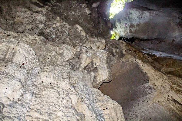 Gros Plan Une Grotte Intérieure Visible Travers Les Rochers — Photo