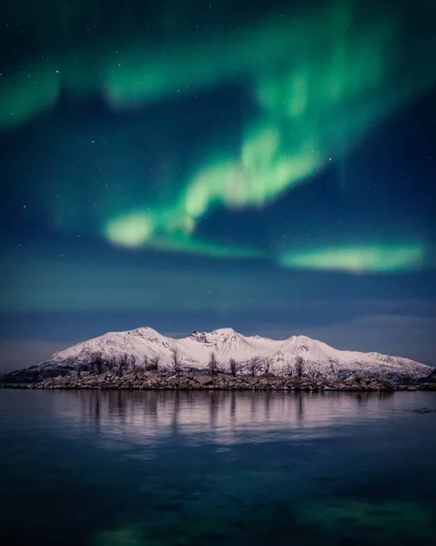 산들을 수직으로 호수에 북극광 이비치는 — 스톡 사진