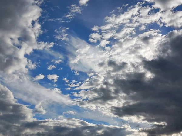 Incredibili Formazioni Nuvolose Cielo Blu Brillante — Foto Stock