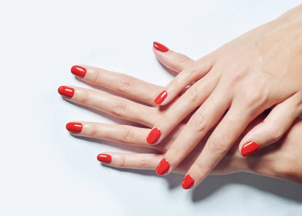 Tiro Close Mãos Femininas Com Esmalte Vermelho — Fotografia de Stock