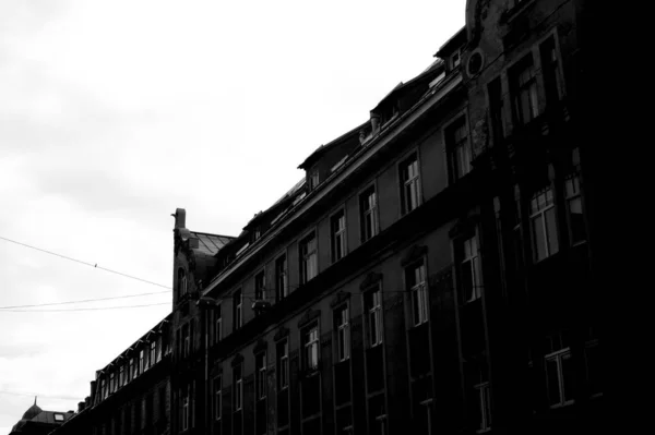 Een Grijswaarden Opname Van Een Stenig Gebouw Onder Een Bewolkte — Stockfoto