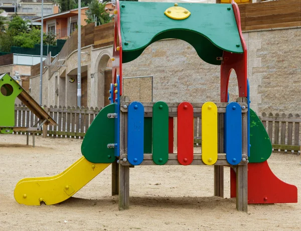 Belo Parque Vazio Para Crianças Com Pequeno Parque Infantil Colorido — Fotografia de Stock