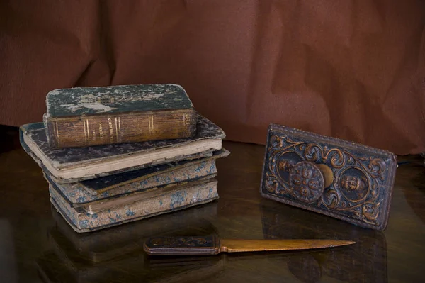 Una Vista Una Pila Libros Antiguos Manchados Por Artefacto Metálico — Foto de Stock