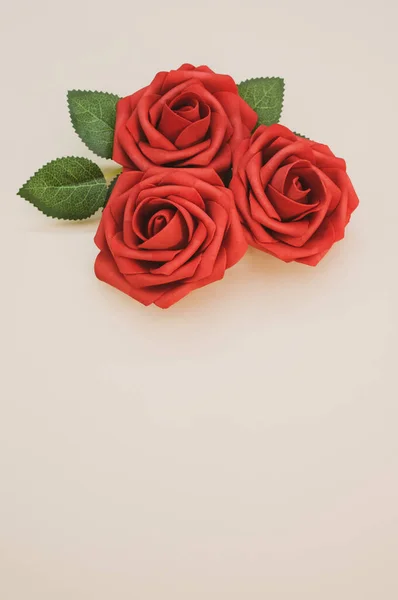 Colpo Verticale Rose Rosse Artificiali Isolate Sfondo Chiaro — Foto Stock
