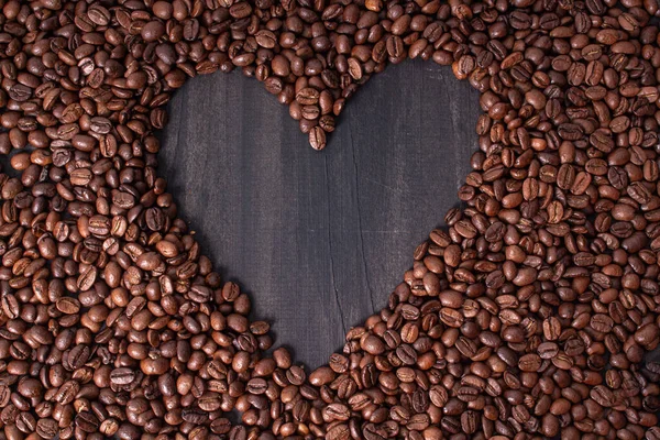 Bovenaanzicht Van Gebrande Hartvormige Koffiebonen Een Houten Tafel — Stockfoto