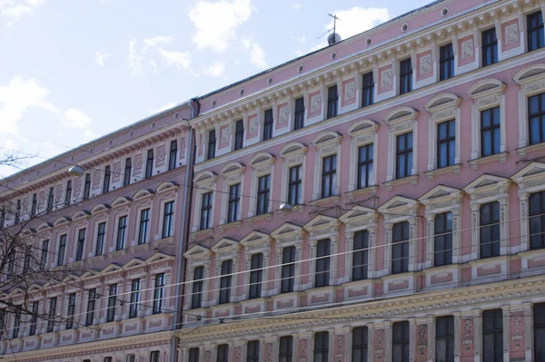 Plano Ángulo Bajo Edificio Piedra Día Sombrío — Foto de Stock