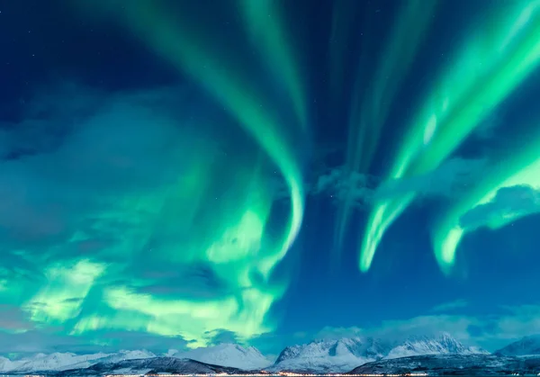 有北极光的冬夜风景的美丽景色 北极光 — 图库照片