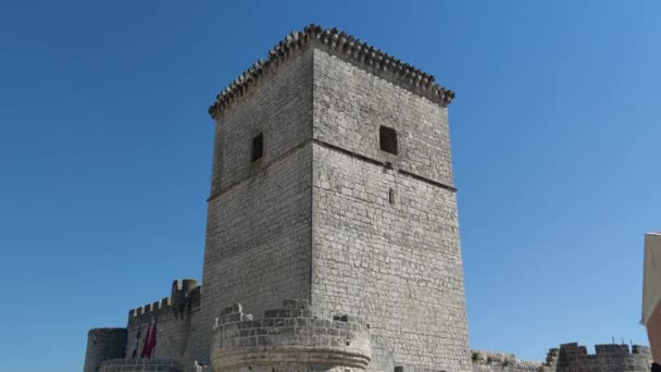 晴れた日の青空を背景に美しい古代の要塞の景色 — ストック動画