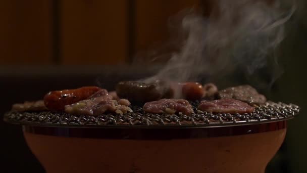 Man Die Vlees Kookt Grill Dichtbij Uitzicht — Stockvideo