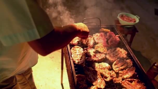 Hombre Cocinar Carne Parrilla Vista Cercana — Vídeos de Stock