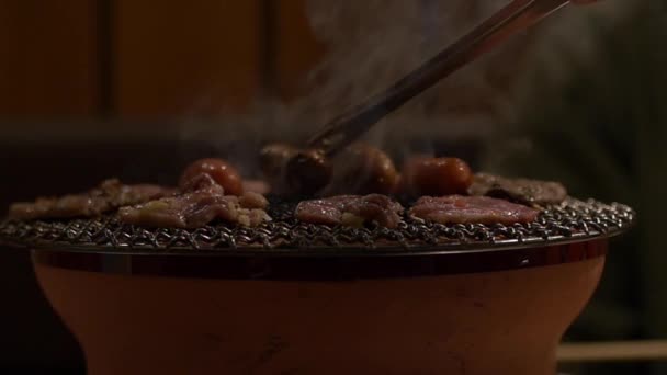 Homem Cozinhar Carne Grelha Vista Perto — Vídeo de Stock