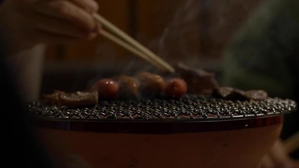 Homem Cozinhar Carne Grelha Vista Perto — Vídeo de Stock