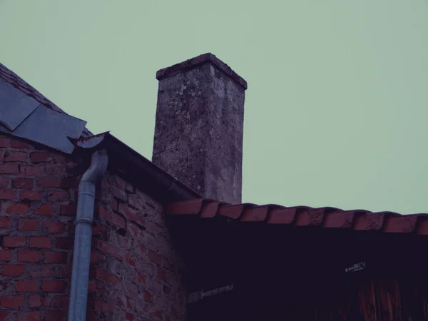 旧砖房的烟囱 — 图库照片