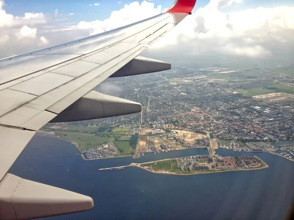 Vue Une Ville Côtière Depuis Une Fenêtre Avion — Photo