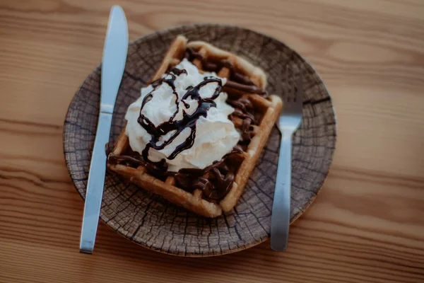 Chupito Gofres Belgas Rematado Con Chocolate Crema Plato Madera — Foto de Stock