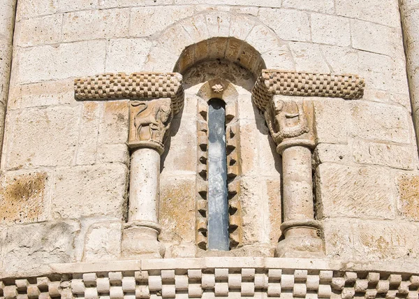 Een Lage Hoek Opname Van Een Smal Venster Detail Van — Stockfoto