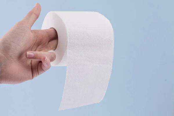 Zbliżenie Kobiecej Ręki Złoty Rolkę Papieru Toaletowego — Zdjęcie stockowe