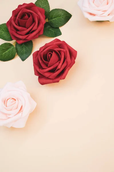 浅色背景上的红玫瑰和粉红玫瑰的垂直截图 带有文字空间 — 图库照片