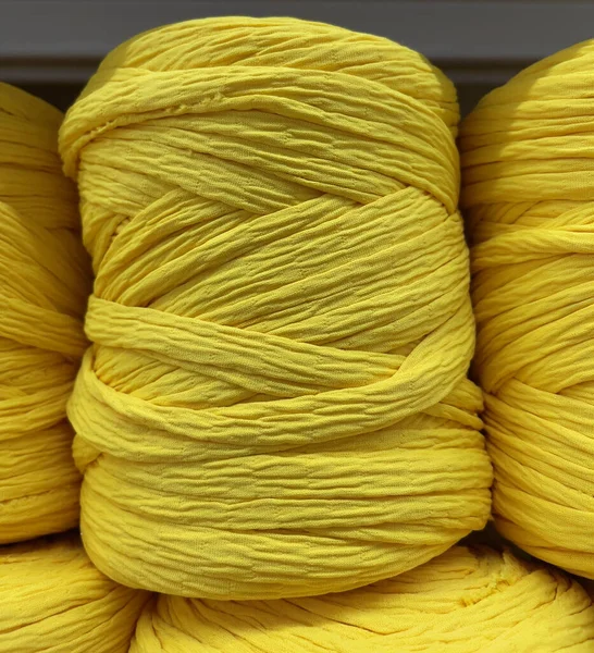 黄色の糸の株の垂直ショット 背景に最適です — ストック写真